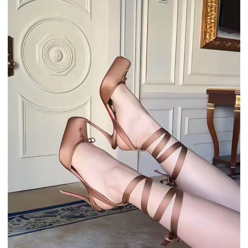 أحذية حمراء بكعب عالٍ، حذاء نس - مراجعة Ankle Strap Attachment وسعره