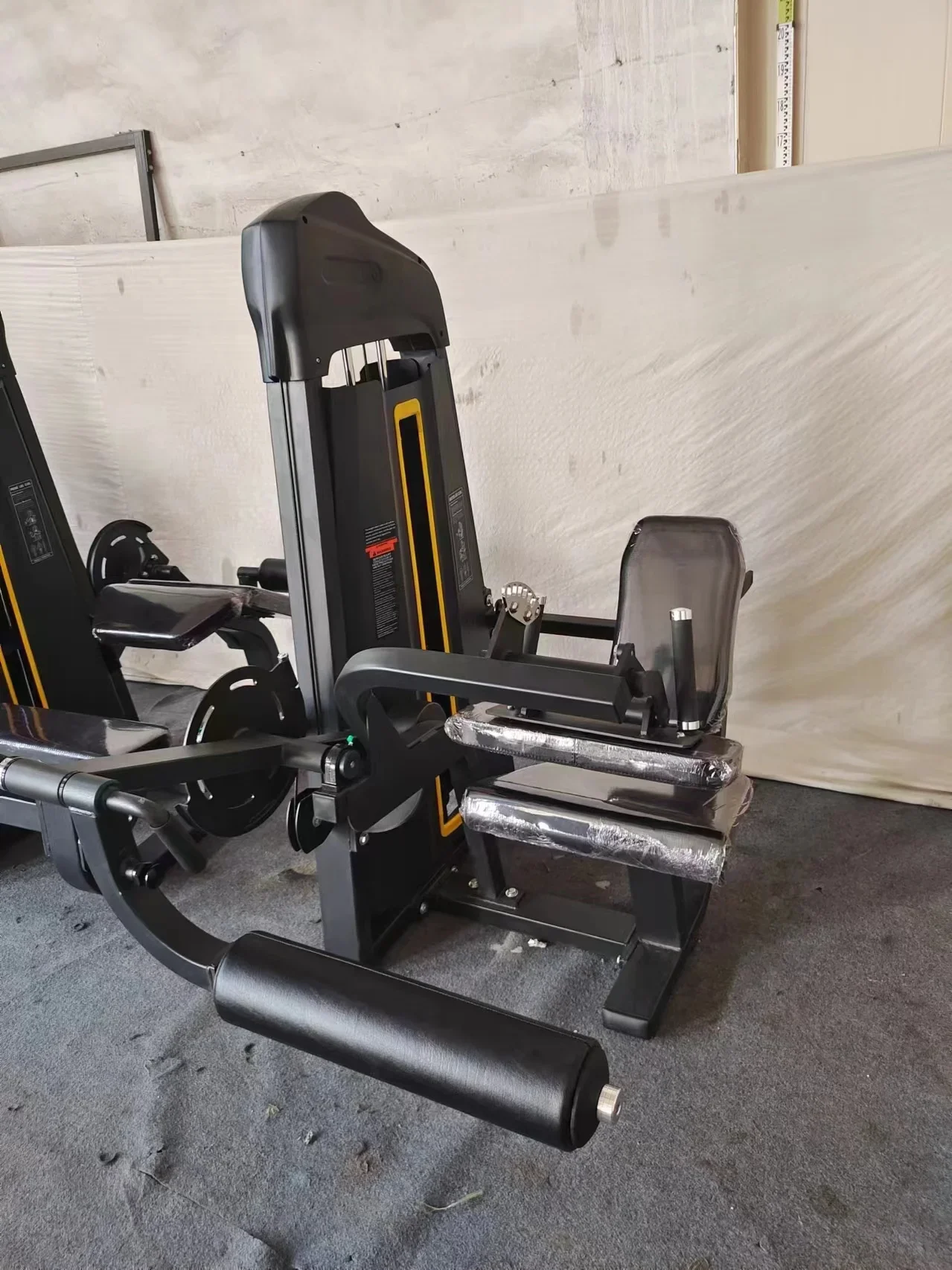 معدات اللياقة البدنية في صالة  - مراجعة Home Gym Leg Extension Machine وسعره