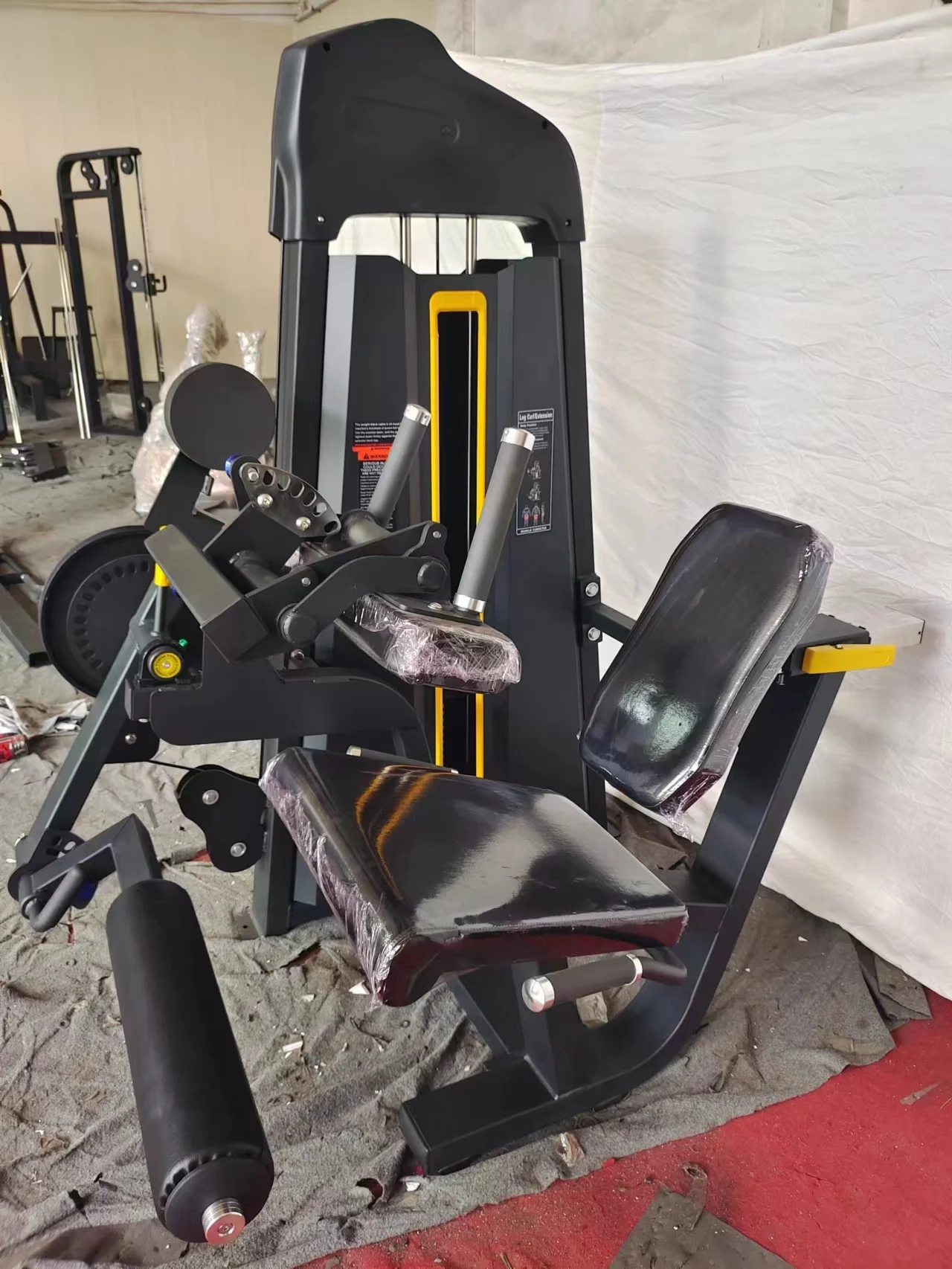 معدات اللياقة البدنية في صالة  - مراجعة Home Gym Leg Extension Machine وسعره